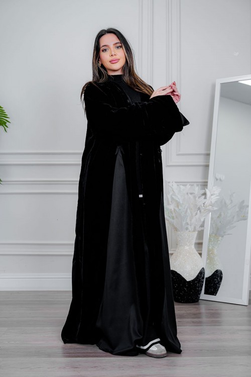 عباية نسائية أنيقة لون أسود ياقة قصة دائريه بأزرارفاخرة بتفاصيل ساتان راقية