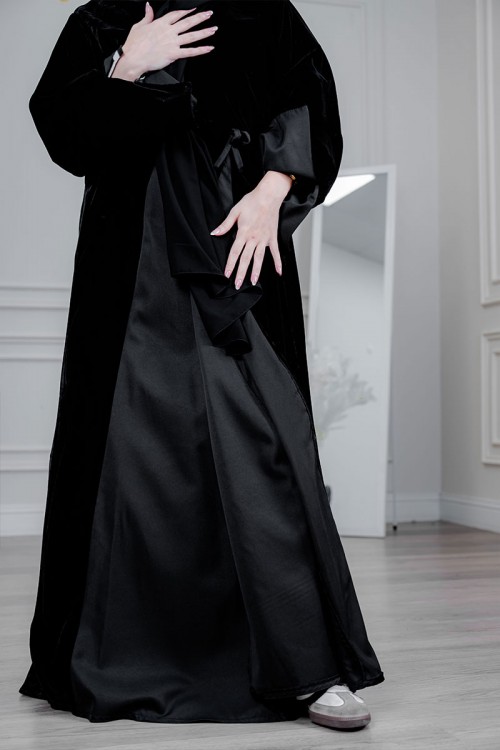 عباية نسائية أنيقة لون أسود ياقة قصة دائريه بأزرارفاخرة بتفاصيل ساتان راقية