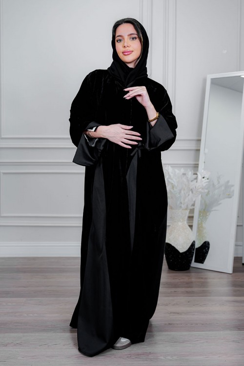 عباية نسائية أنيقة لون أسود ياقة قصة دائريه بأزرارفاخرة بتفاصيل ساتان راقية