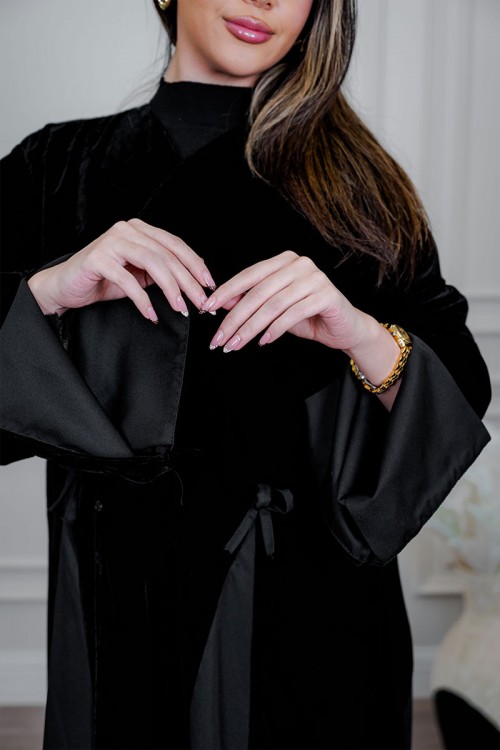 عباية نسائية أنيقة لون أسود ياقة قصة دائريه بأزرارفاخرة بتفاصيل ساتان راقية