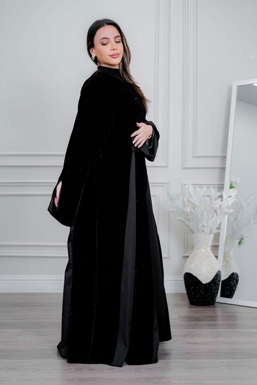 عباية نسائية أنيقة لون أسود ياقة قصة دائريه بأزرارفاخرة بتفاصيل ساتان راقية