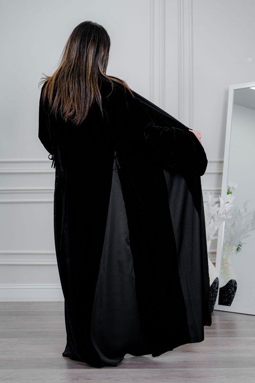 عباية نسائية أنيقة لون أسود ياقة قصة دائريه بأزرارفاخرة بتفاصيل ساتان راقية