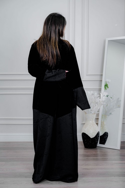 عباية شتوية سوداء من المخمل مع طرحة  أناقة فاخرة ولمسة أنثوية راقية