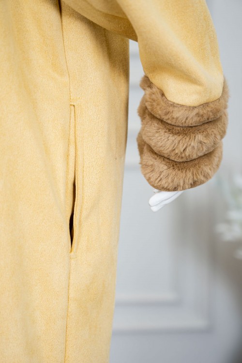 فروة نسائية شتوية طويلة لون بيج فاتح مزينة بفرو باللون البيج الغامق في الأطراف