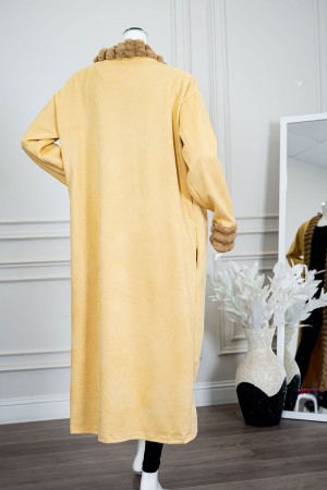 فروة نسائية شتوية طويلة لون بيج فاتح مزينة بفرو باللون البيج الغامق في الأطراف