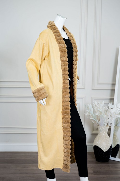 فروة نسائية شتوية طويلة لون بيج فاتح مزينة بفرو باللون البيج الغامق في الأطراف