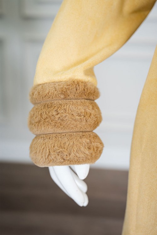 فروة نسائية شتوية طويلة لون بيج فاتح مزينة بفرو باللون البيج الغامق في الأطراف