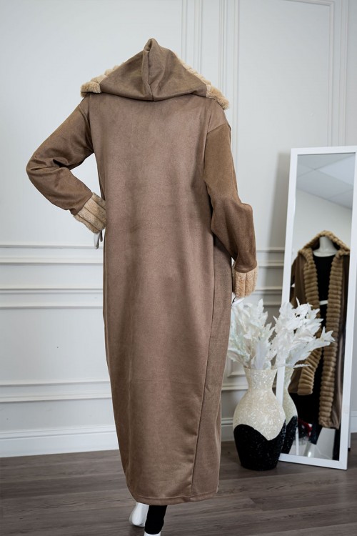 فروة نسائية شتوية طويلة لون بني بقبعة متصلة مزينة بفرو باللون البيج الفاتح في الأطراف