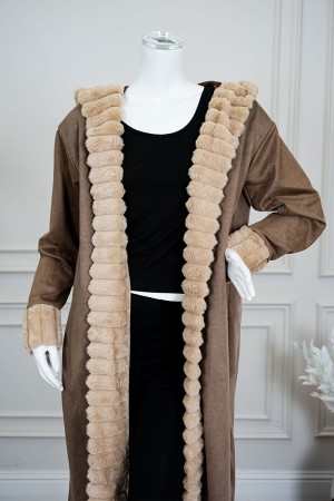 فروة نسائية شتوية طويلة لون بني بقبعة متصلة مزينة بفرو باللون البيج الفاتح في الأطراف