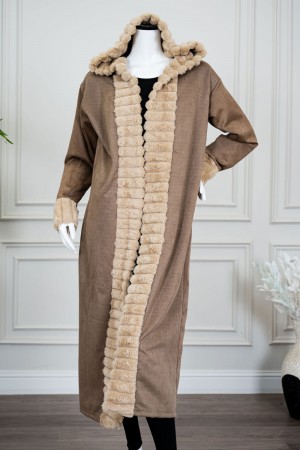 فروة نسائية شتوية طويلة لون بني بقبعة متصلة مزينة بفرو باللون البيج الفاتح في الأطراف