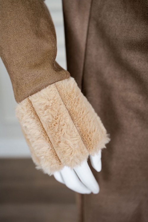 فروة نسائية شتوية طويلة لون بني بقبعة متصلة مزينة بفرو باللون البيج الفاتح في الأطراف