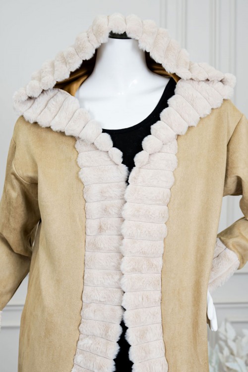 فروة نسائية شتوية طويلة لون بيج بقبعة متصلة مزينة بفرو باللون البيج الفاتح في الأطراف