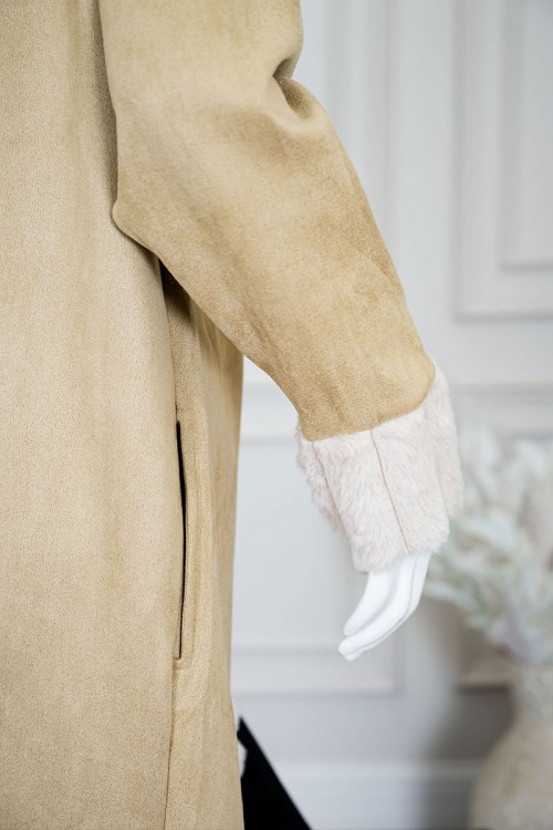 فروة نسائية شتوية طويلة لون بيج بقبعة متصلة مزينة بفرو باللون البيج الفاتح في الأطراف