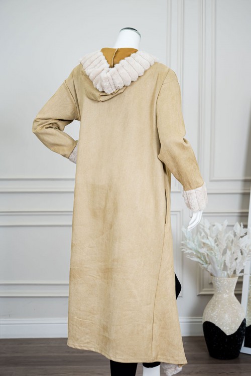 فروة نسائية شتوية طويلة لون بيج بقبعة متصلة مزينة بفرو باللون البيج الفاتح في الأطراف