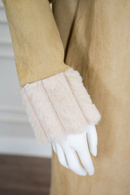 فروة نسائية شتوية طويلة لون بيج بقبعة متصلة مزينة بفرو باللون البيج الفاتح في الأطراف