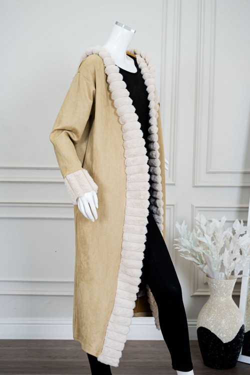 فروة نسائية شتوية طويلة لون بيج بقبعة متصلة مزينة بفرو باللون البيج الفاتح في الأطراف