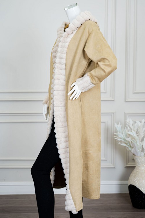 فروة نسائية شتوية طويلة لون بيج بقبعة متصلة مزينة بفرو باللون البيج الفاتح في الأطراف