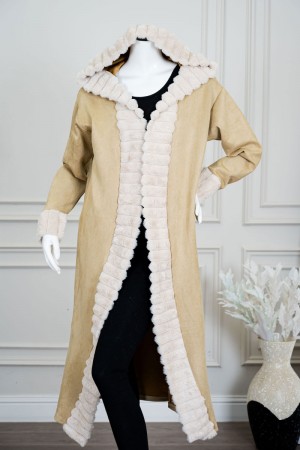 فروة نسائية شتوية طويلة لون بيج بقبعة متصلة مزينة بفرو باللون البيج الفاتح في الأطراف