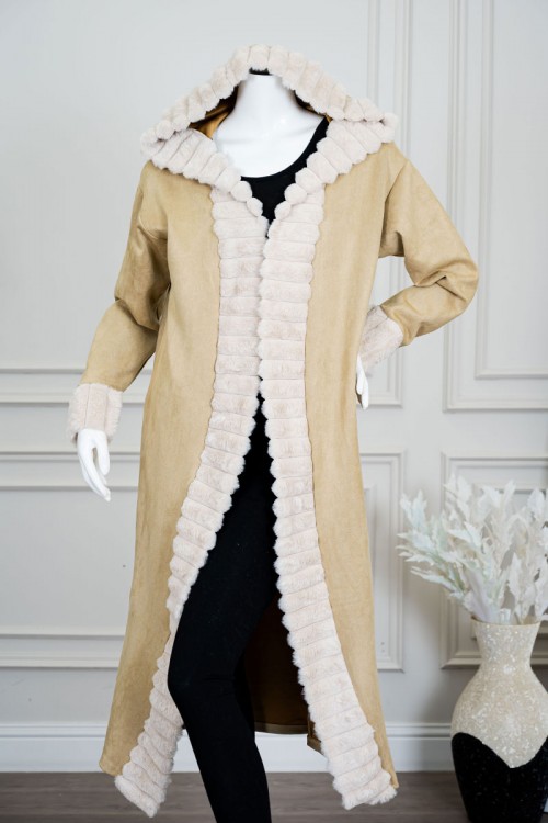 فروة نسائية شتوية طويلة لون بيج بقبعة متصلة مزينة بفرو باللون البيج الفاتح في الأطراف