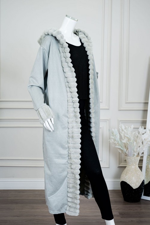 فروة نسائية شتوية طويلة لون سماوي مزينة بالفرو في الأطراف