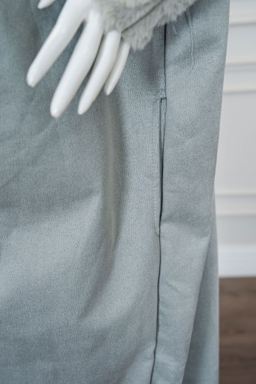 فروة نسائية شتوية طويلة لون سماوي مزينة بالفرو في الأطراف