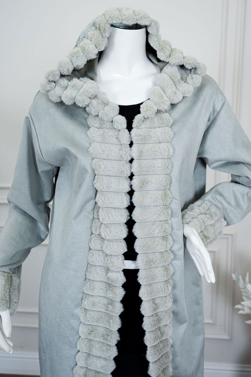 فروة نسائية شتوية طويلة لون سماوي مزينة بالفرو في الأطراف