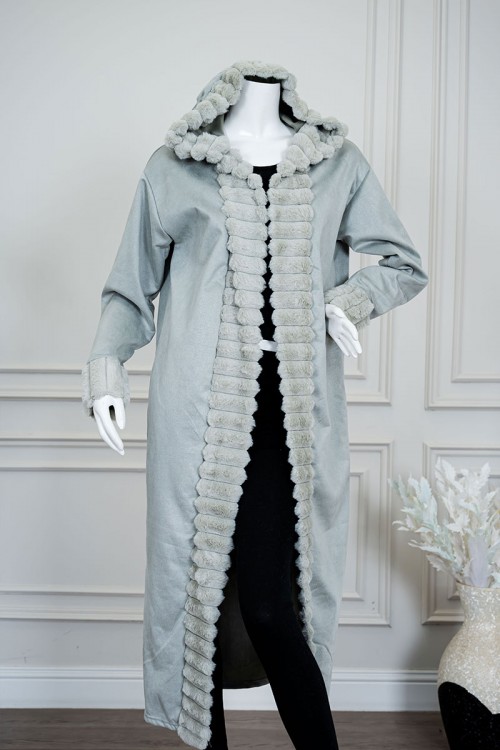 فروة نسائية شتوية طويلة لون سماوي مزينة بالفرو في الأطراف