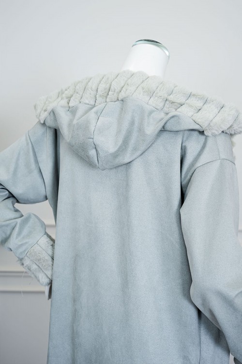 فروة نسائية شتوية طويلة لون سماوي مزينة بالفرو في الأطراف