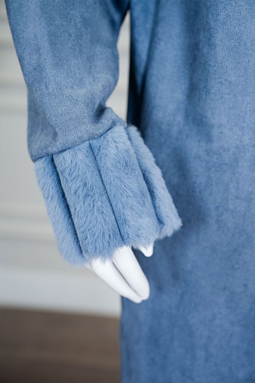 فروة نسائية شتوية طويلة لون أزرق مزينة بالفرو في الأطراف