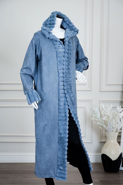 فروة نسائية شتوية طويلة لون أزرق مزينة بالفرو في الأطراف