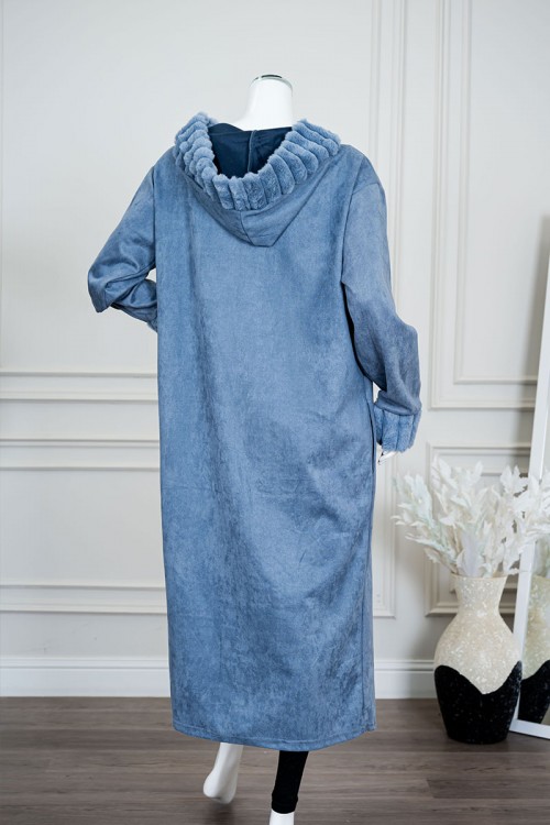 فروة نسائية شتوية طويلة لون أزرق مزينة بالفرو في الأطراف