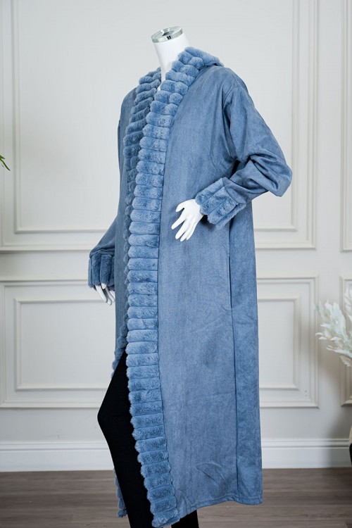 فروة نسائية شتوية طويلة لون أزرق مزينة بالفرو في الأطراف