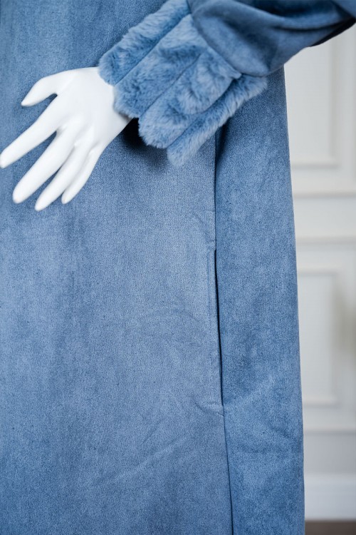 فروة نسائية شتوية طويلة لون أزرق مزينة بالفرو في الأطراف