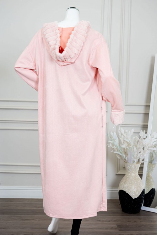 فروة نسائية شتوية طويلة لون وردي مزينة بالفرو في الأطراف