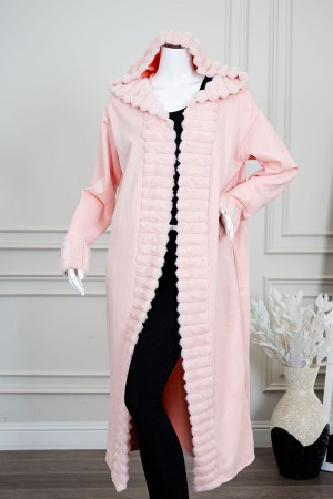 فروة نسائية شتوية طويلة لون وردي مزينة بالفرو في الأطراف