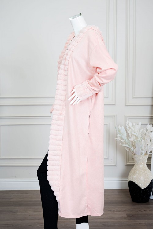 فروة نسائية شتوية طويلة لون وردي مزينة بالفرو في الأطراف