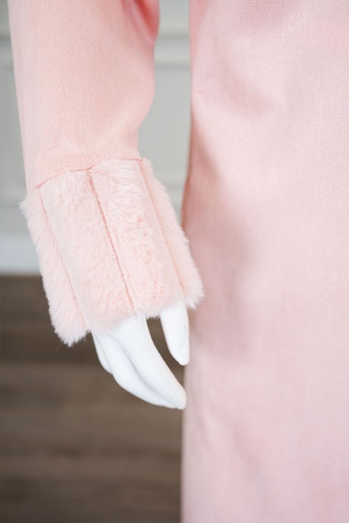 فروة نسائية شتوية طويلة لون وردي مزينة بالفرو في الأطراف