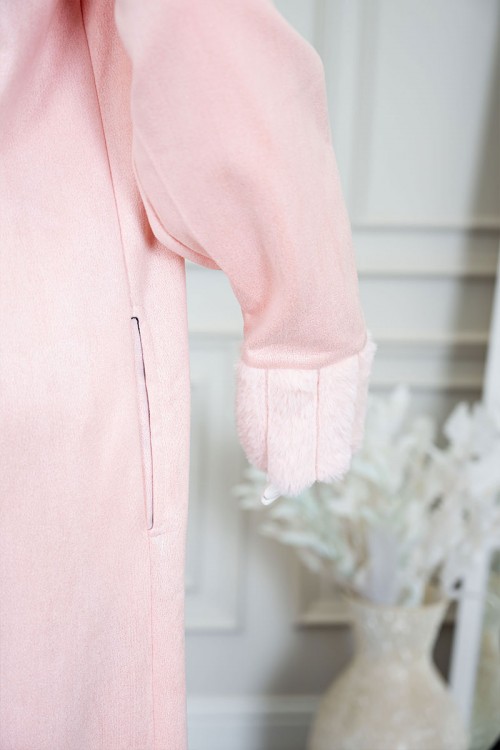 فروة نسائية شتوية طويلة لون وردي مزينة بالفرو في الأطراف