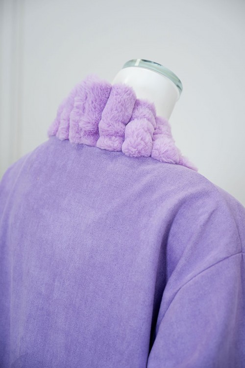 فروة نسائية شتوية طويلة لون موف مزينة بالفرو في الأطراف