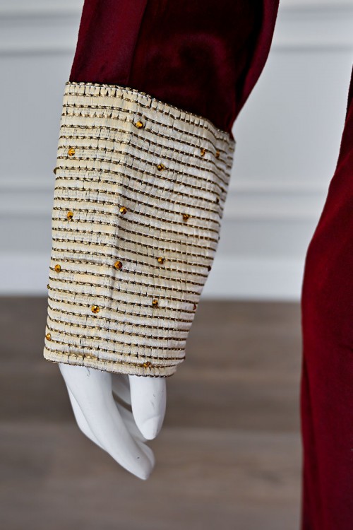 جلابية نسائية طويلة مخمل لون عودي مزينة بتطريز بيج بفصوص في الياقة من الأمام و الأكمام