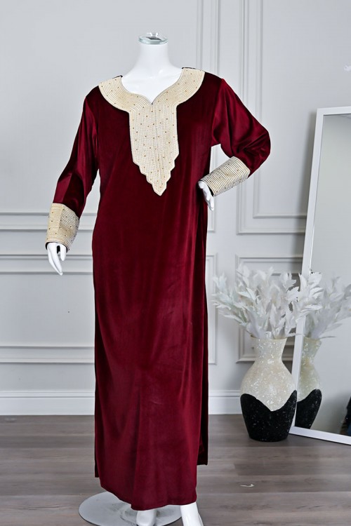 جلابية نسائية طويلة مخمل لون عودي مزينة بتطريز بيج بفصوص في الياقة من الأمام و الأكمام