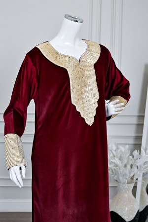 جلابية نسائية طويلة مخمل لون عودي مزينة بتطريز بيج بفصوص في الياقة من الأمام و الأكمام 