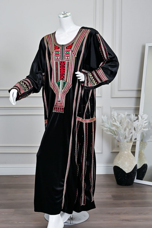 جلابية نسائية تراثية قطيفة لون أسود مزينة بتطريز ملون