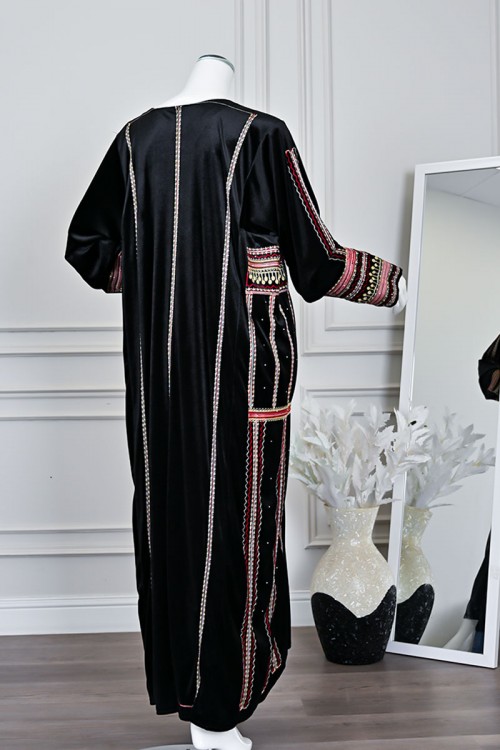 جلابية نسائية تراثية قطيفة لون أسود مزينة بتطريز ملون
