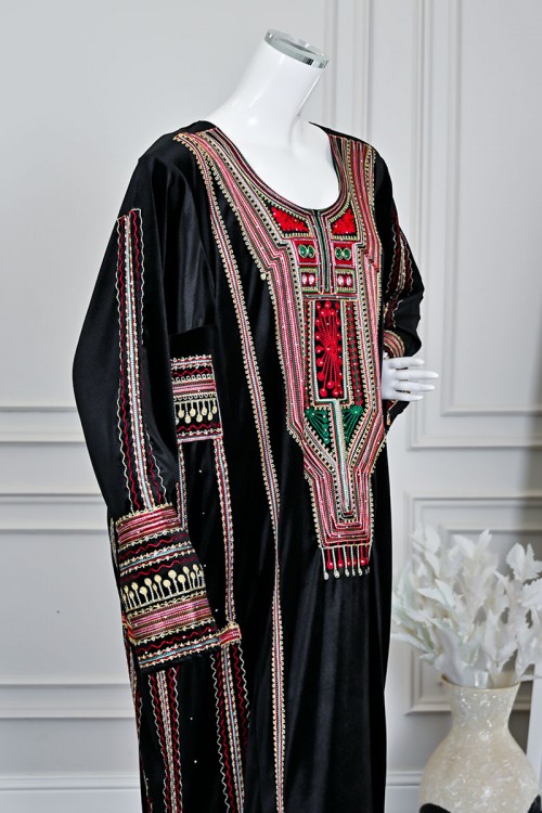 جلابية نسائية تراثية قطيفة لون أسود مزينة بتطريز ملون