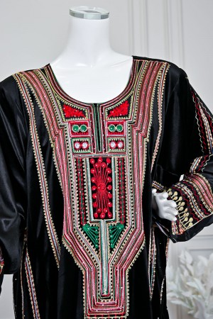 جلابية نسائية تراثية قطيفة لون أسود مزينة بتطريز ملون