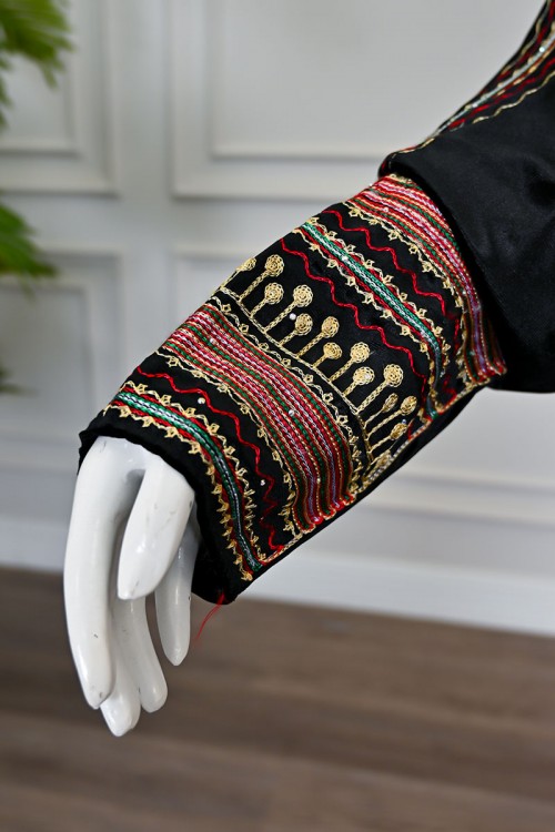 جلابية نسائية تراثية قطيفة لون أسود مزينة بتطريز ملون