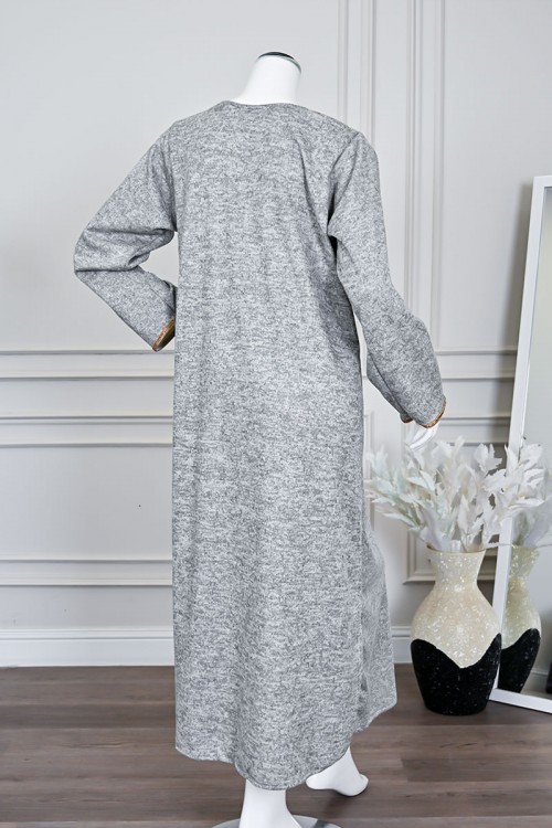 جلابية نسائية طويلة صوف لون رمادي مزينة بكلفة باللون الذهبي في الياقة من الأمام و الأكمام