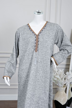 جلابية نسائية طويلة صوف لون رمادي مزينة بكلفة باللون الذهبي في الياقة من الأمام و الأكمام 