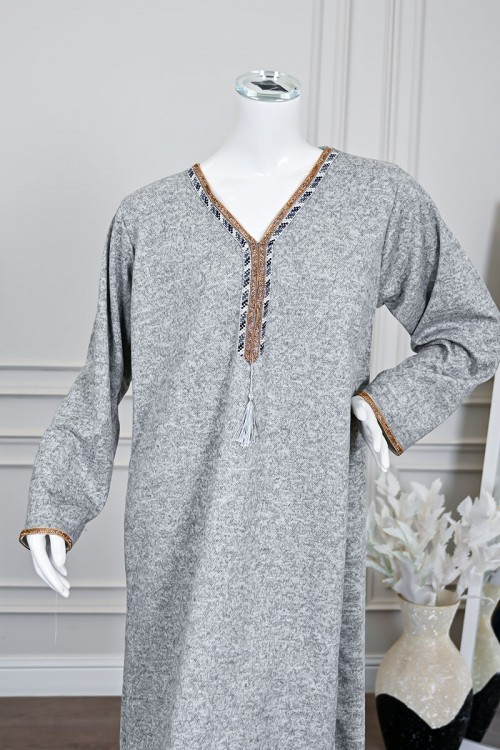 جلابية نسائية طويلة صوف لون رمادي مزينة بكلفة باللون الذهبي في الياقة من الأمام و الأكمام